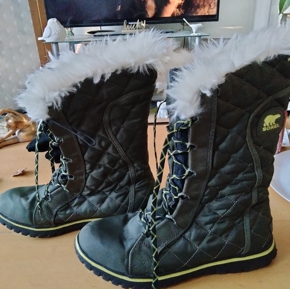 Sorel boots army green/lime green faux fur on top of the boot. waterproof